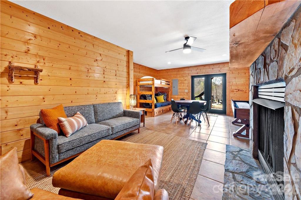 552 Lake Road — Old Fort