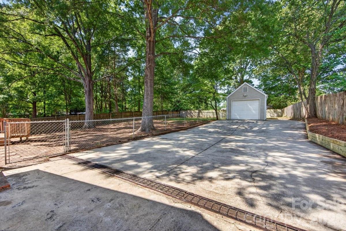 900 E John Street — Matthews