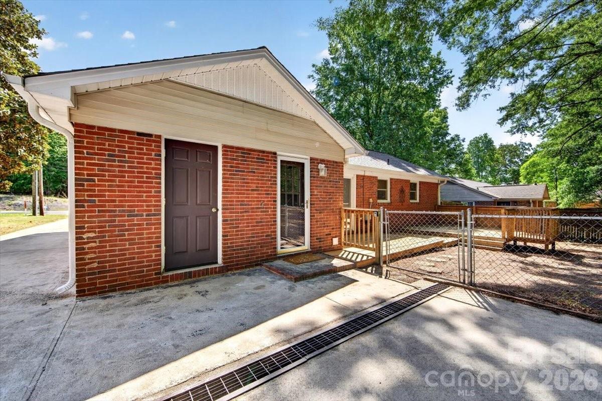 900 E John Street — Matthews