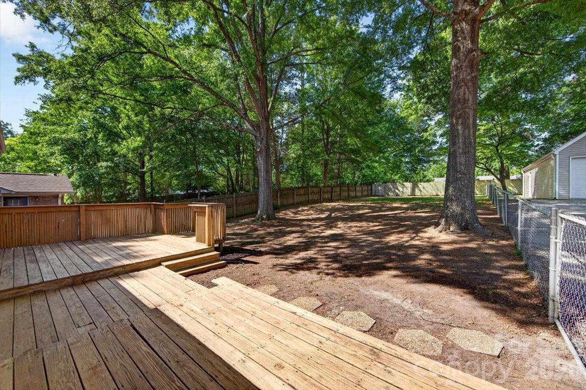 900 E John Street — Matthews
