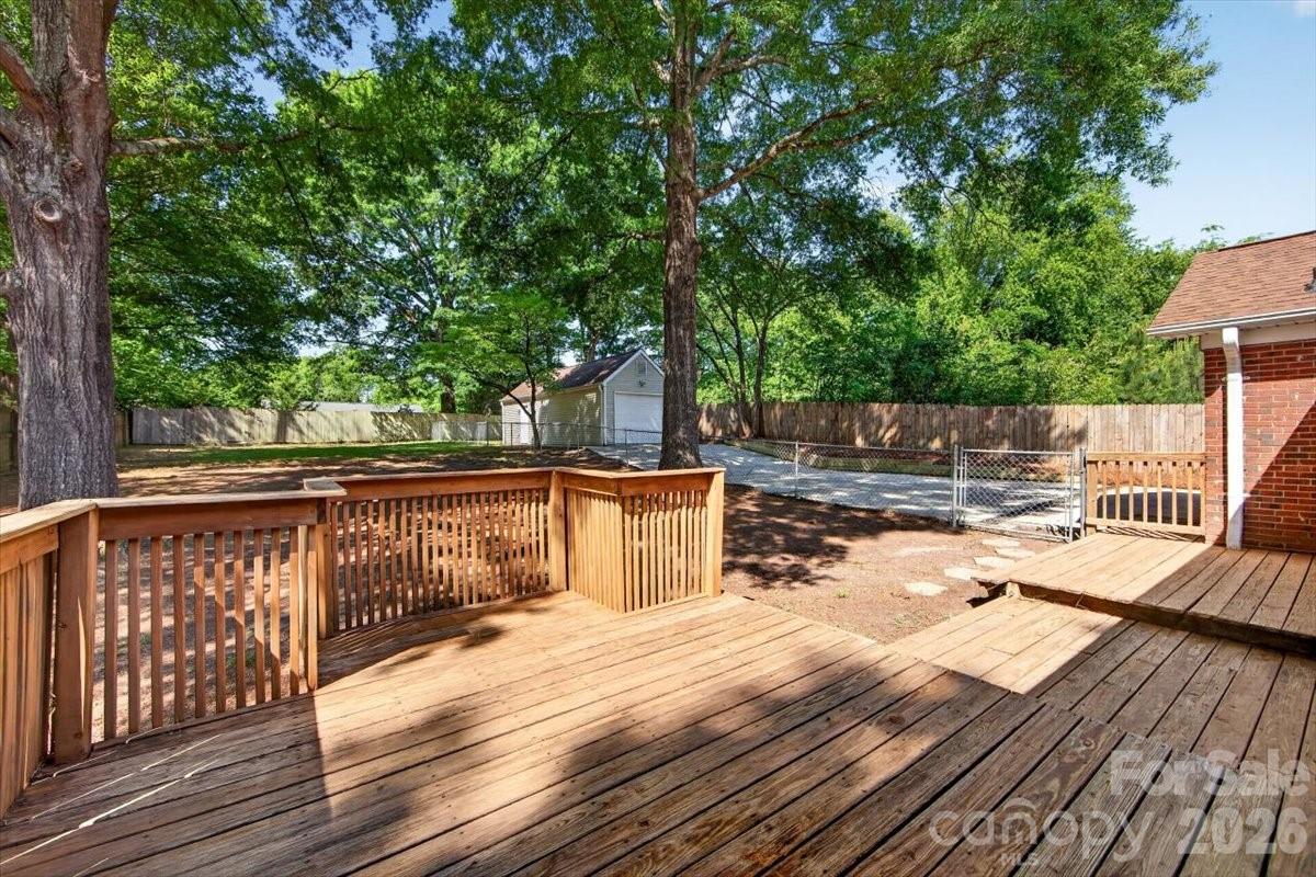 900 E John Street — Matthews
