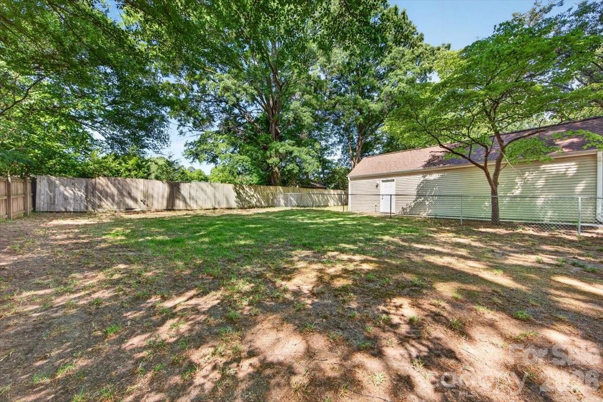 900 E John Street — Matthews