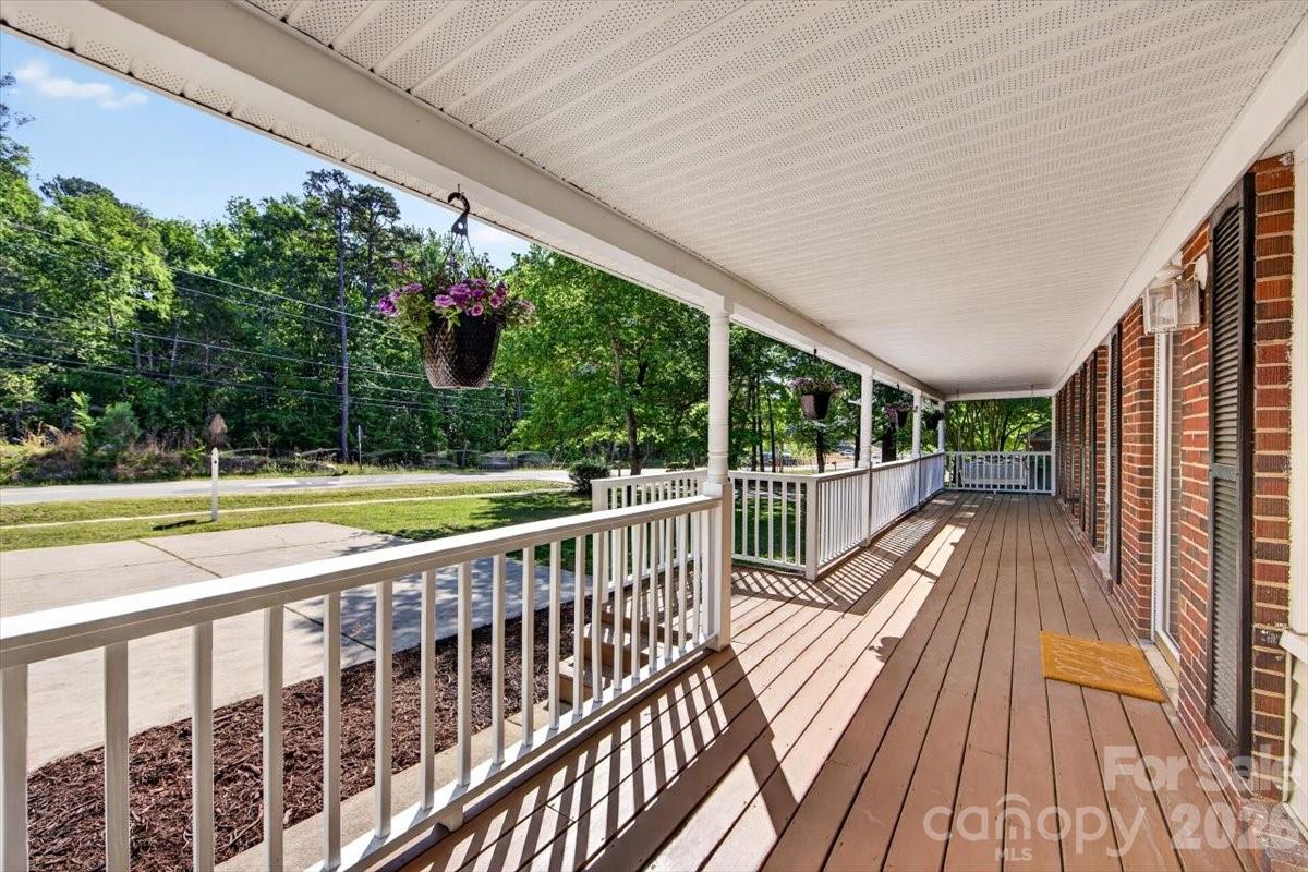900 E John Street — Matthews