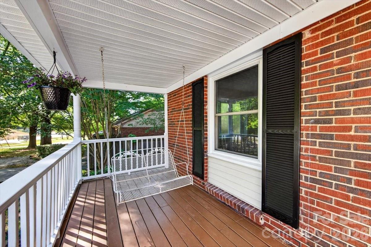 900 E John Street — Matthews