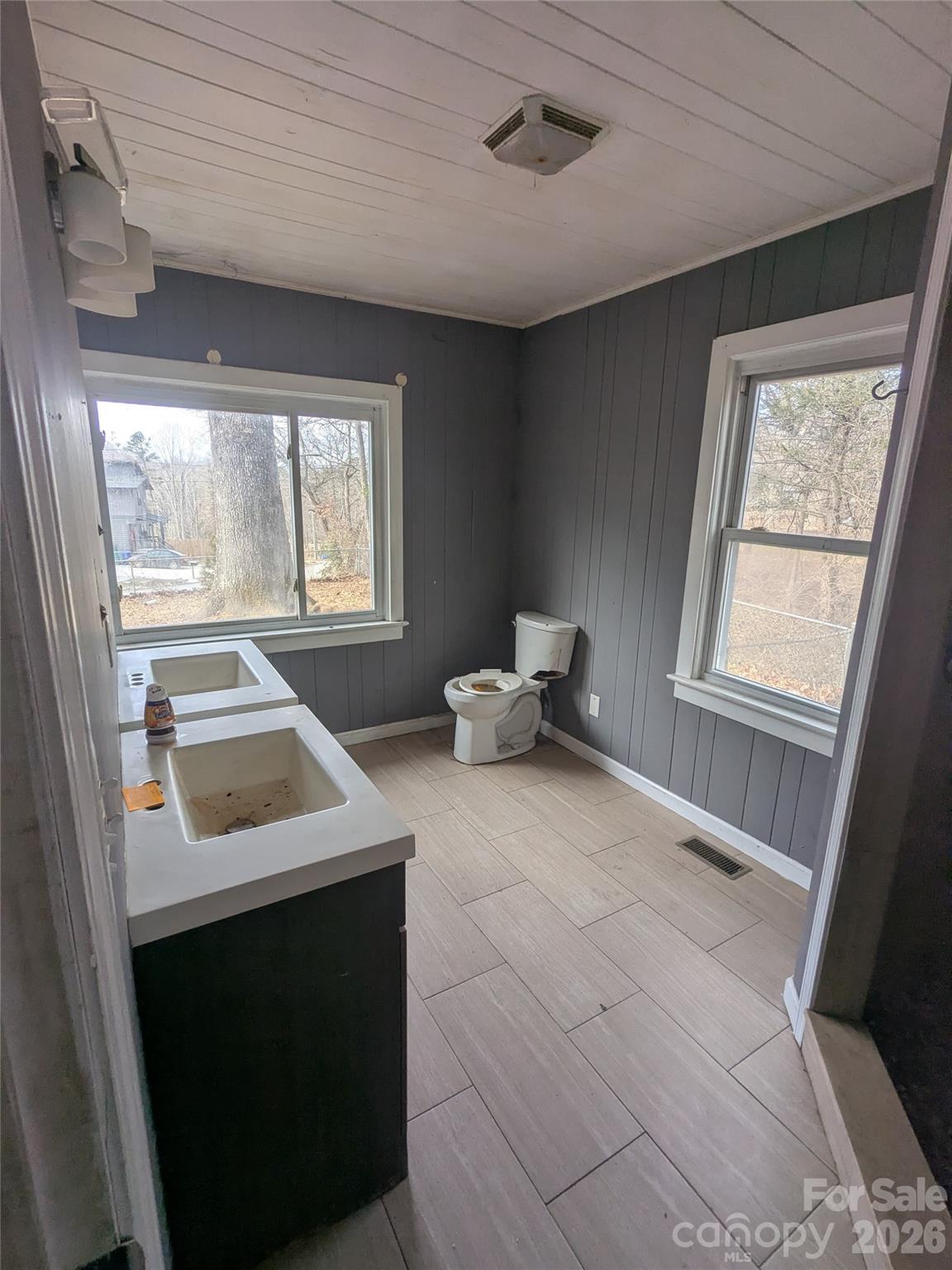 379 Oakview Park Road — Asheville
