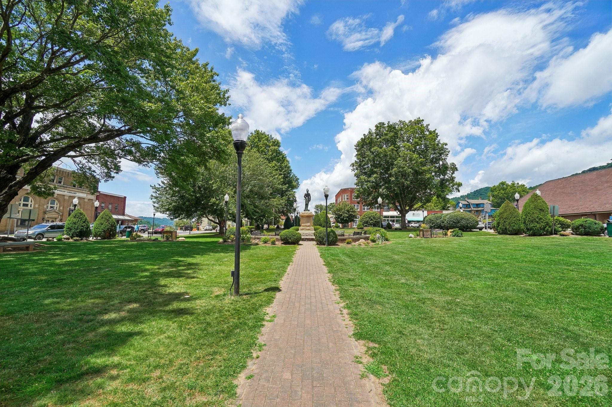 32 South View Drive — Burnsville