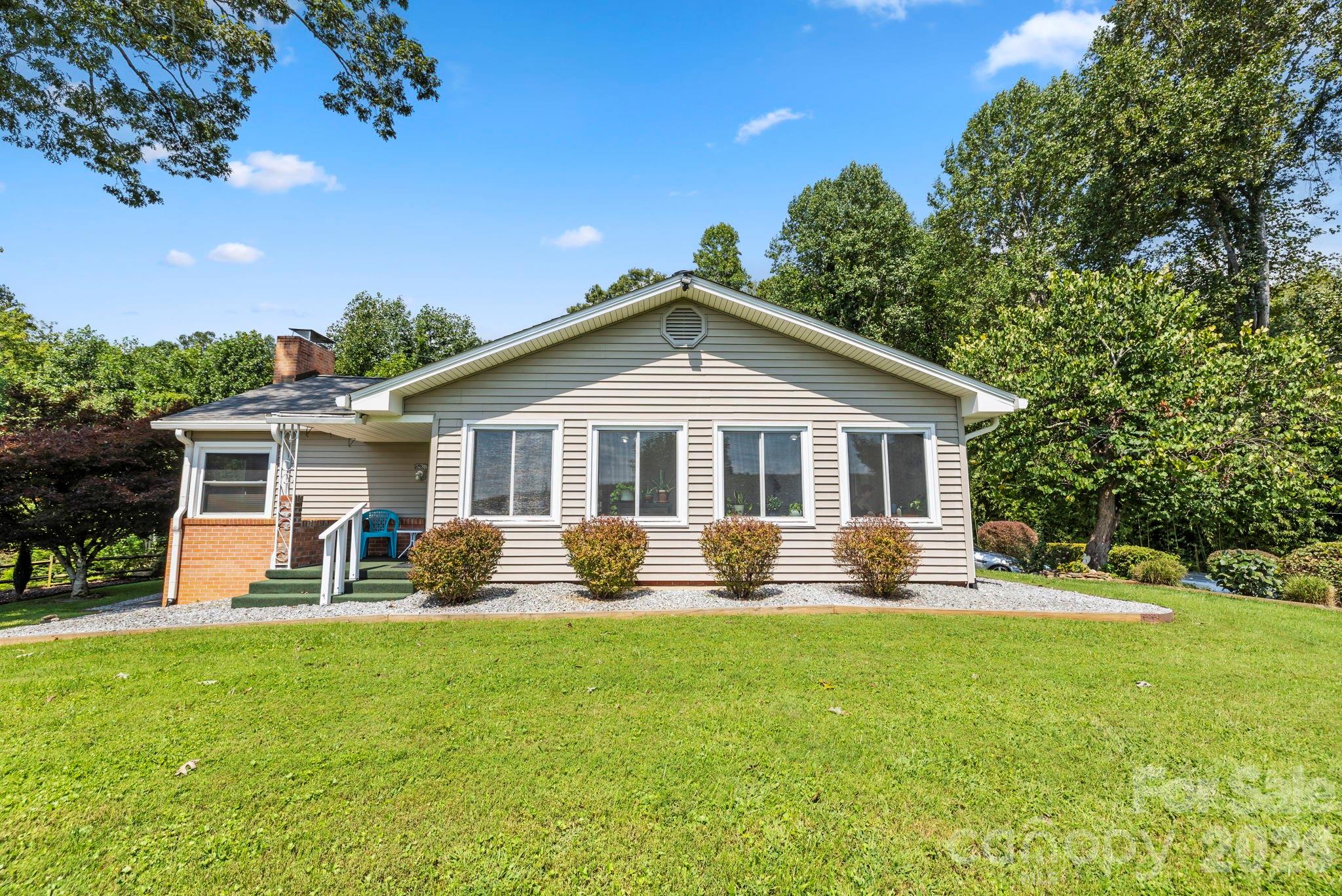 71 Laurel Mountain Road — Brevard