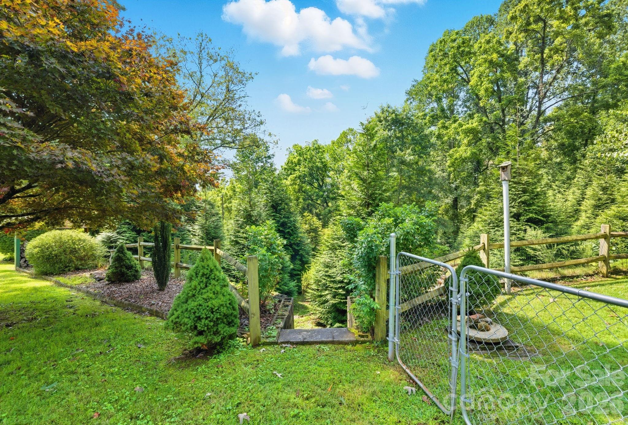 71 Laurel Mountain Road — Brevard