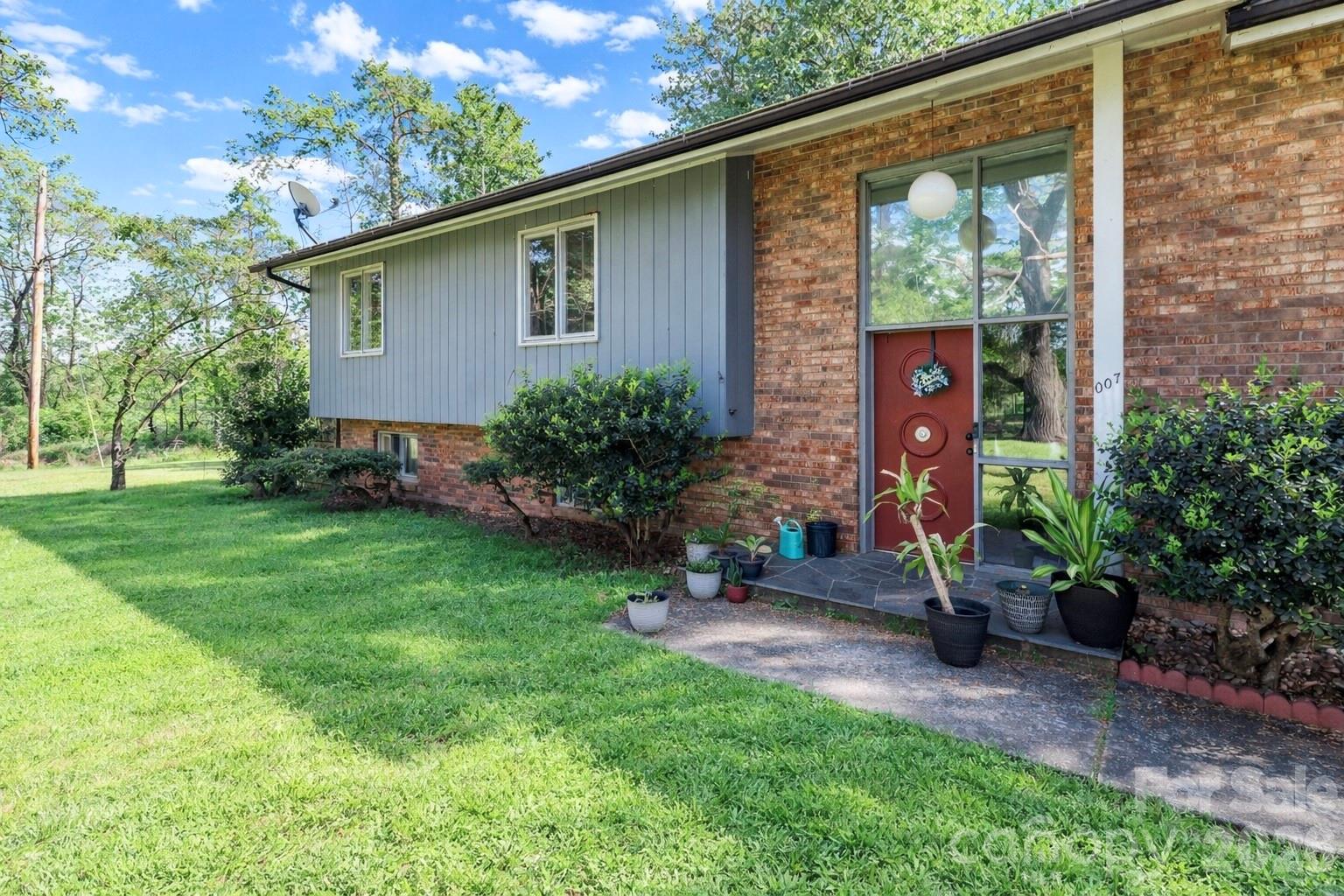 225 Midway Road — Statesville