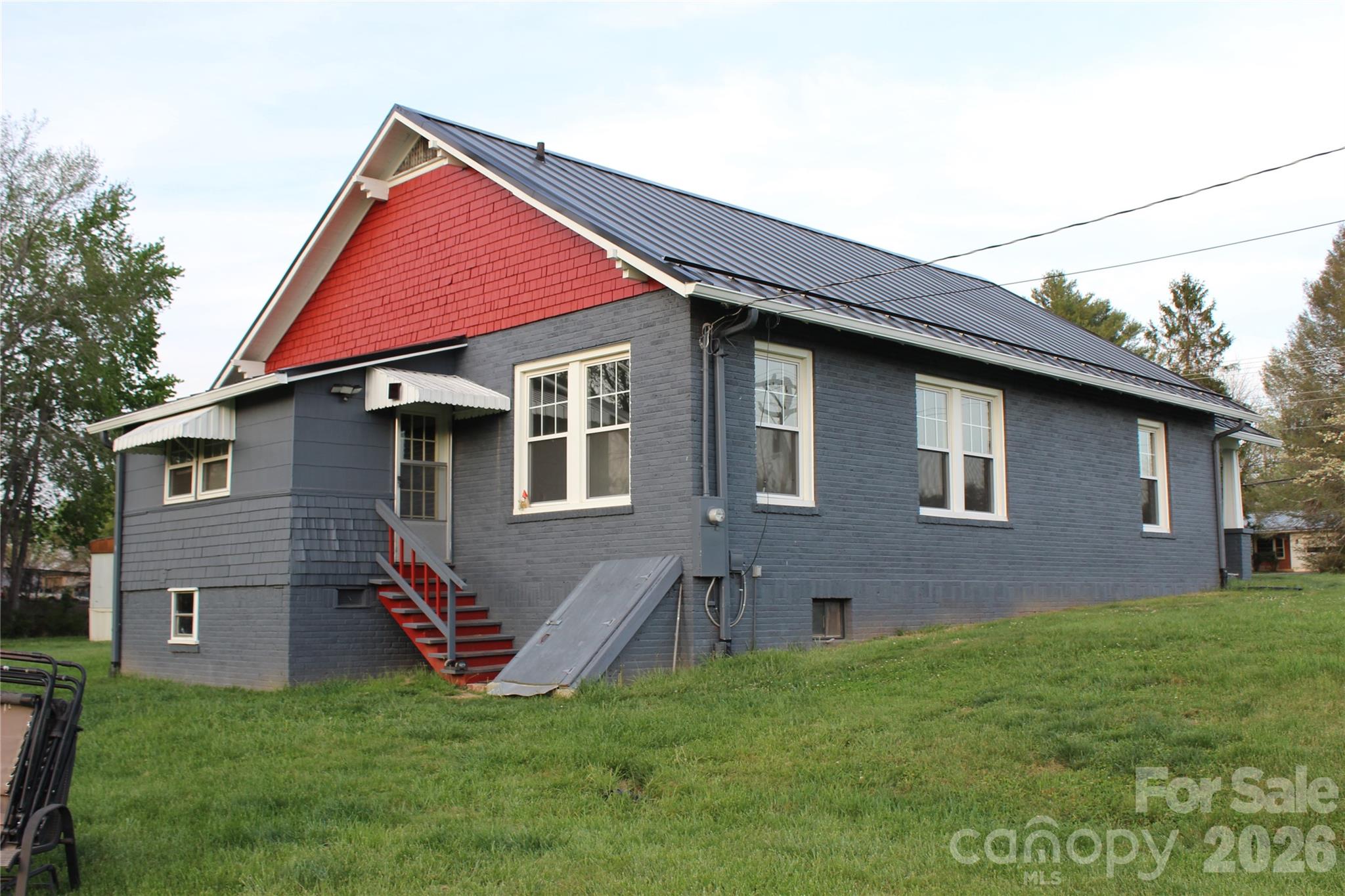 300 Banner Farm Road — Mills River