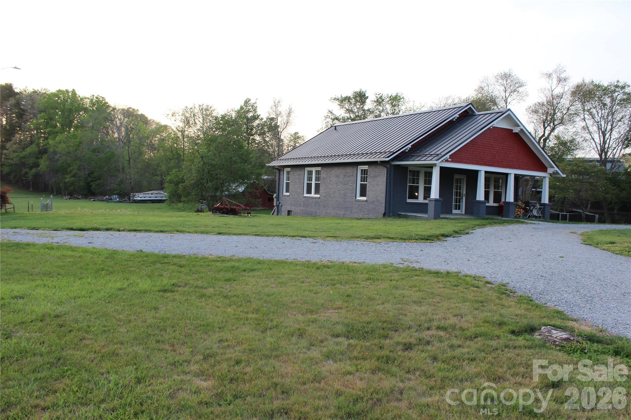 300 Banner Farm Road — Mills River