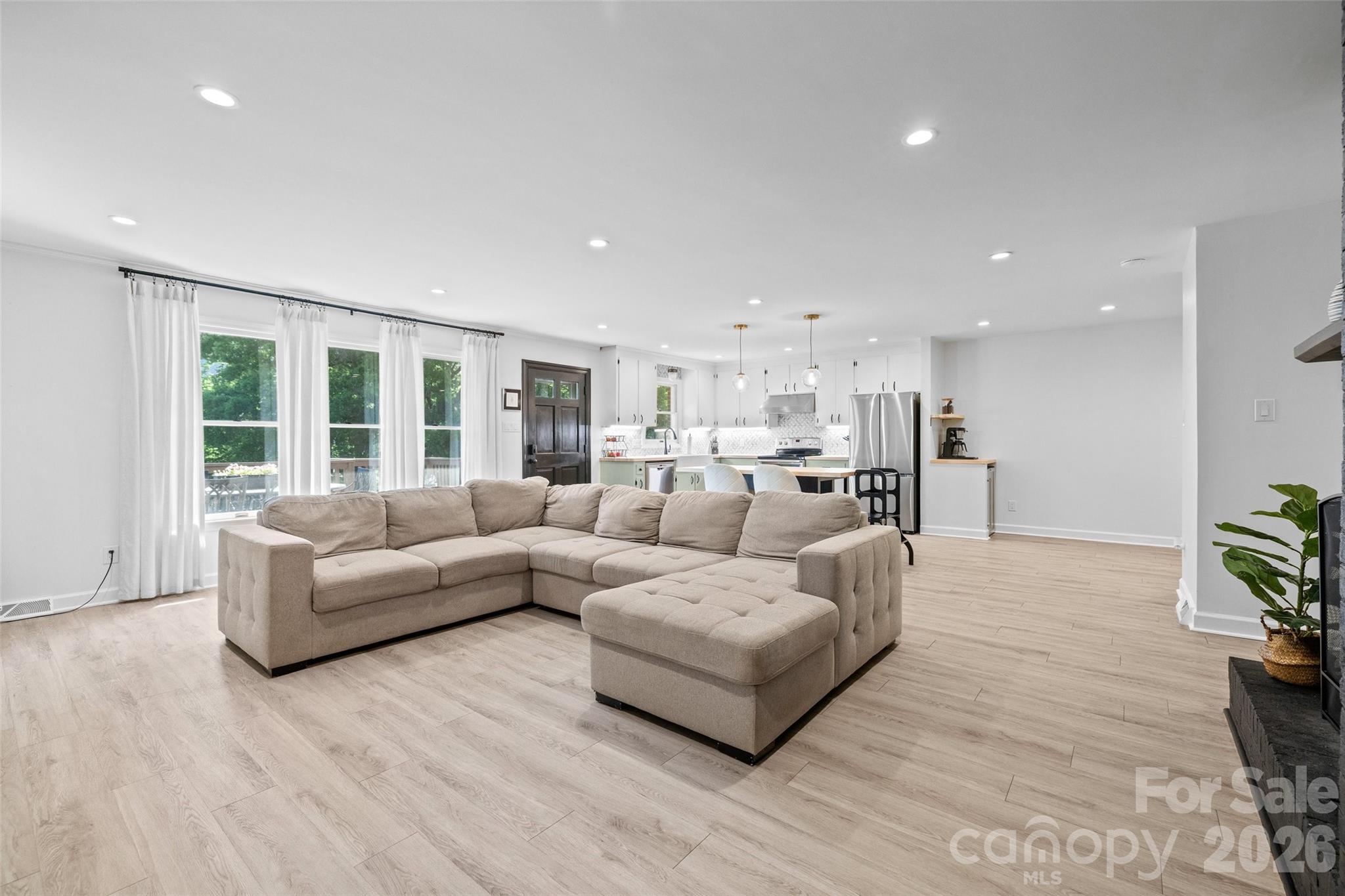 1709 Lakeview Drive — Monroe