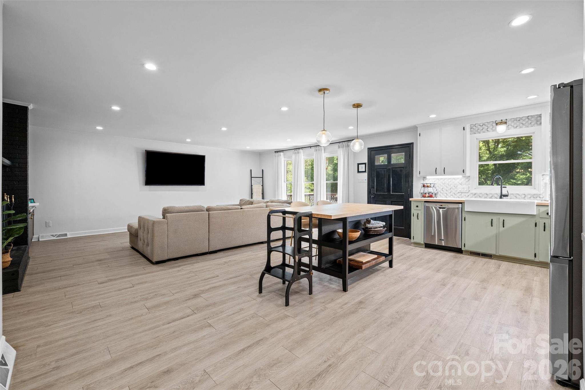 1709 Lakeview Drive — Monroe
