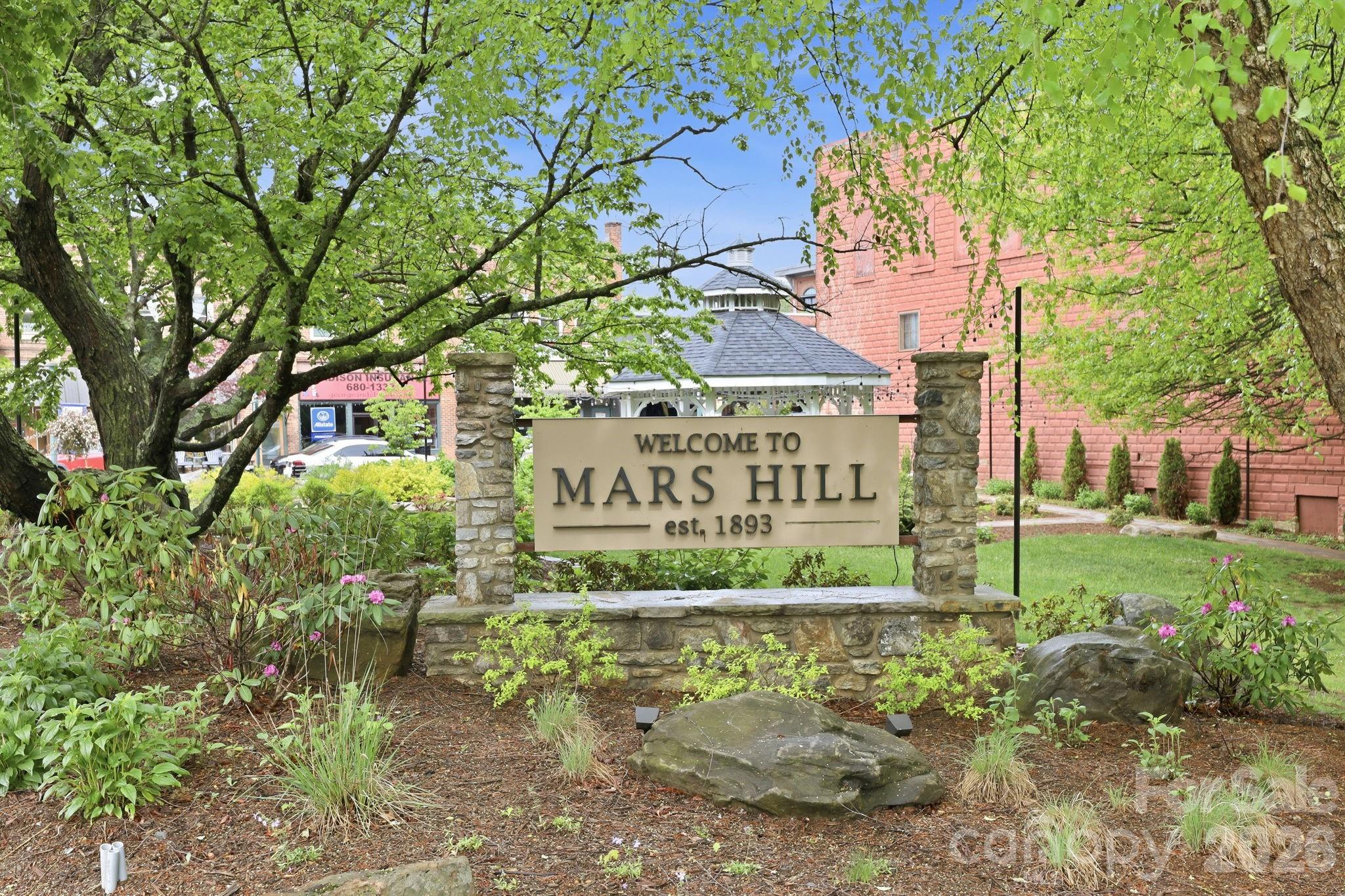 122 Running Deer Lane — Mars Hill
