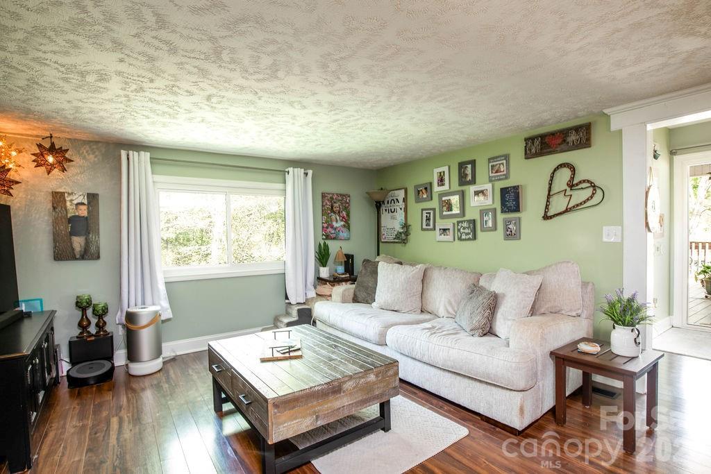 257 Rolling View Drive — New London