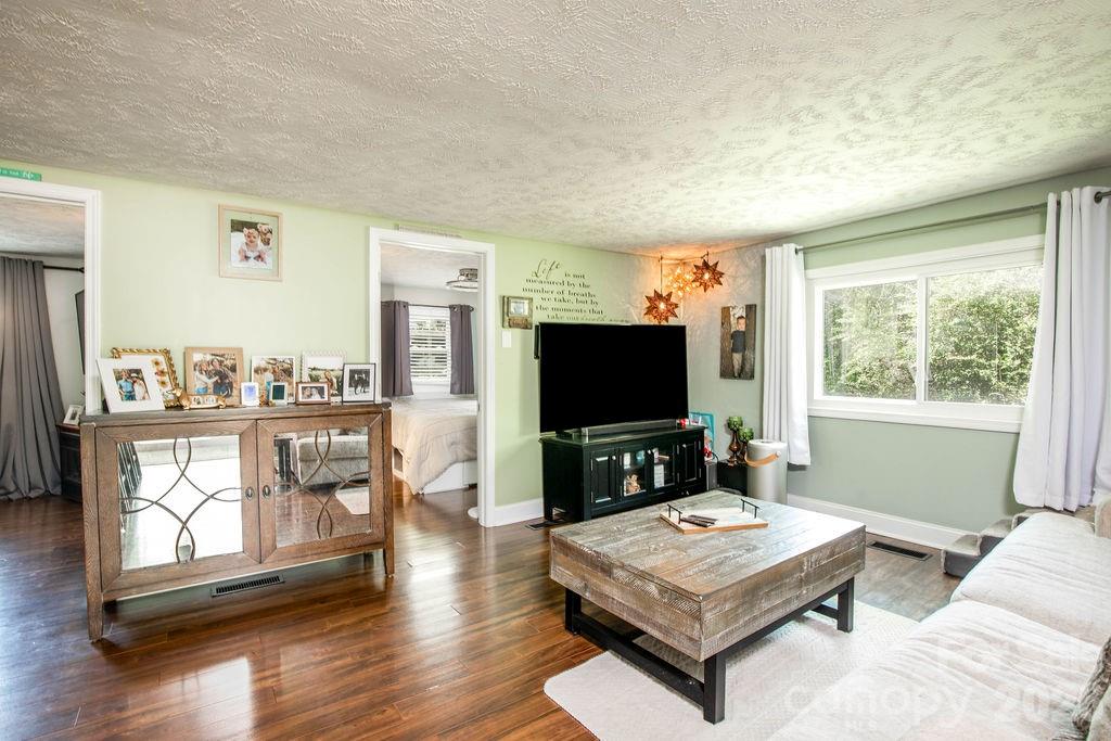 257 Rolling View Drive — New London