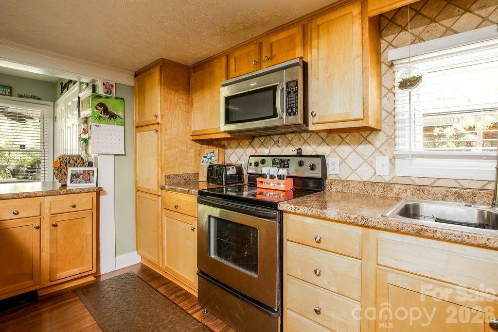 257 Rolling View Drive — New London