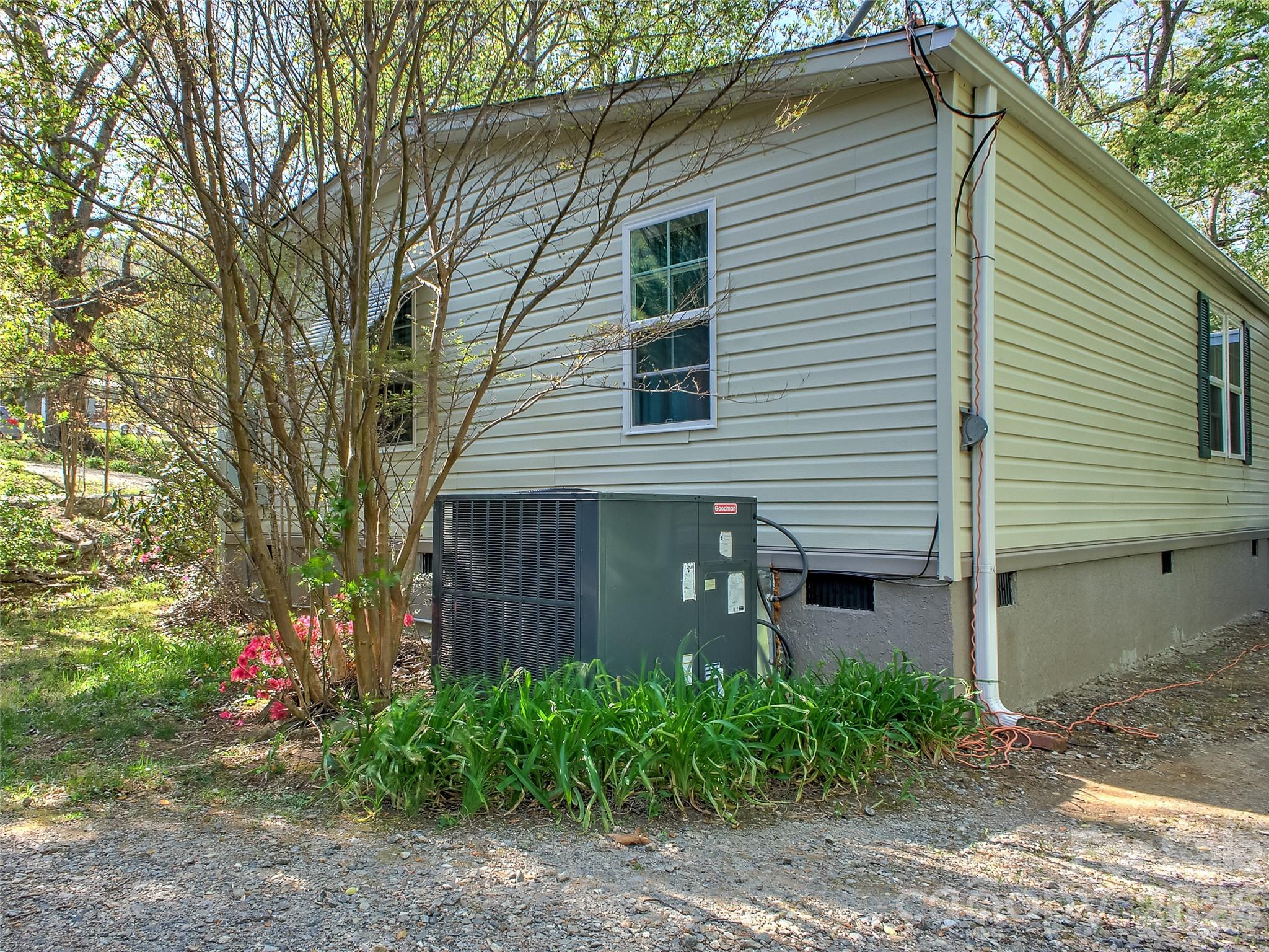 11 Rector Road — Weaverville