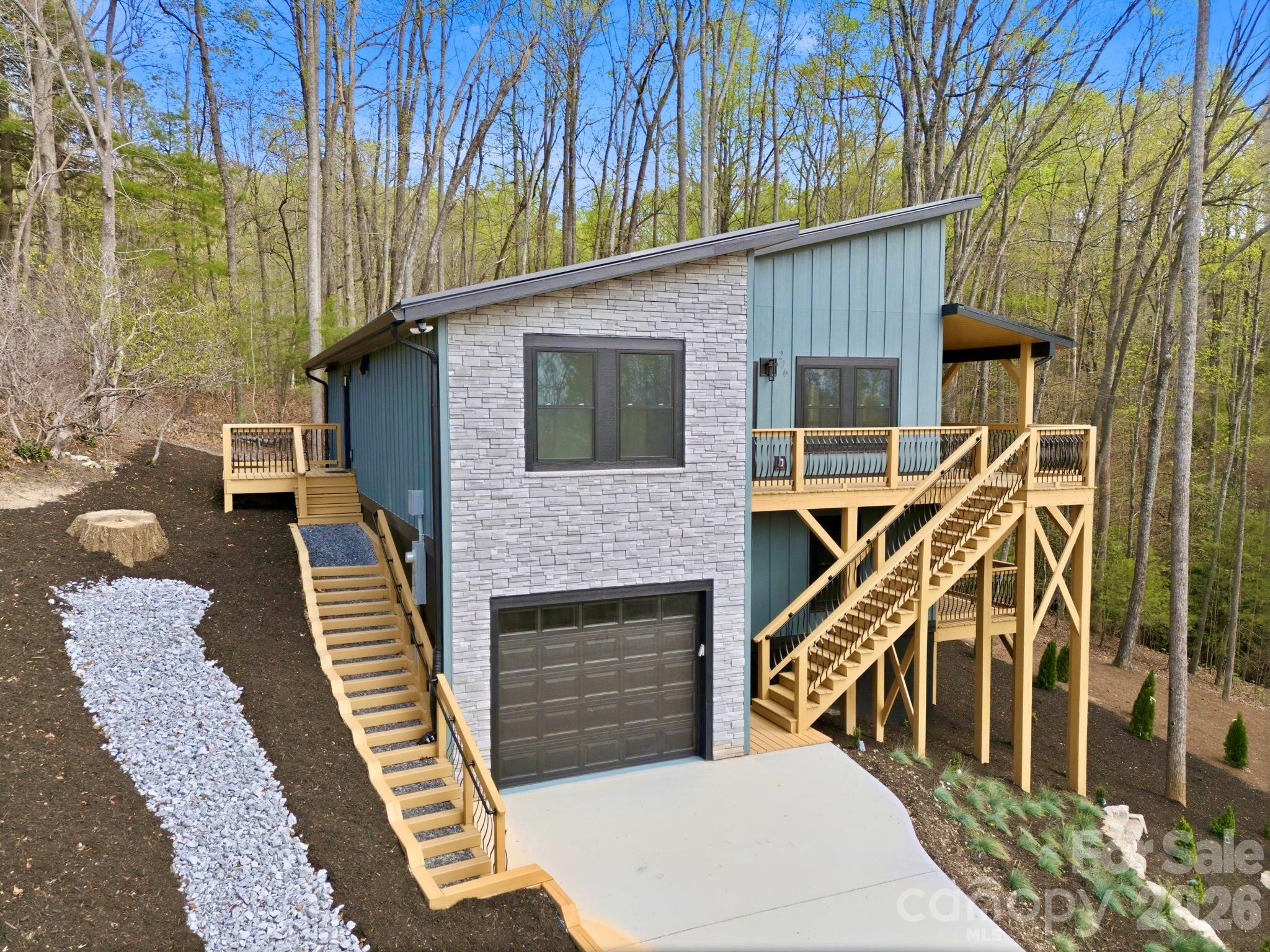 276 Coopers Drive — Hendersonville