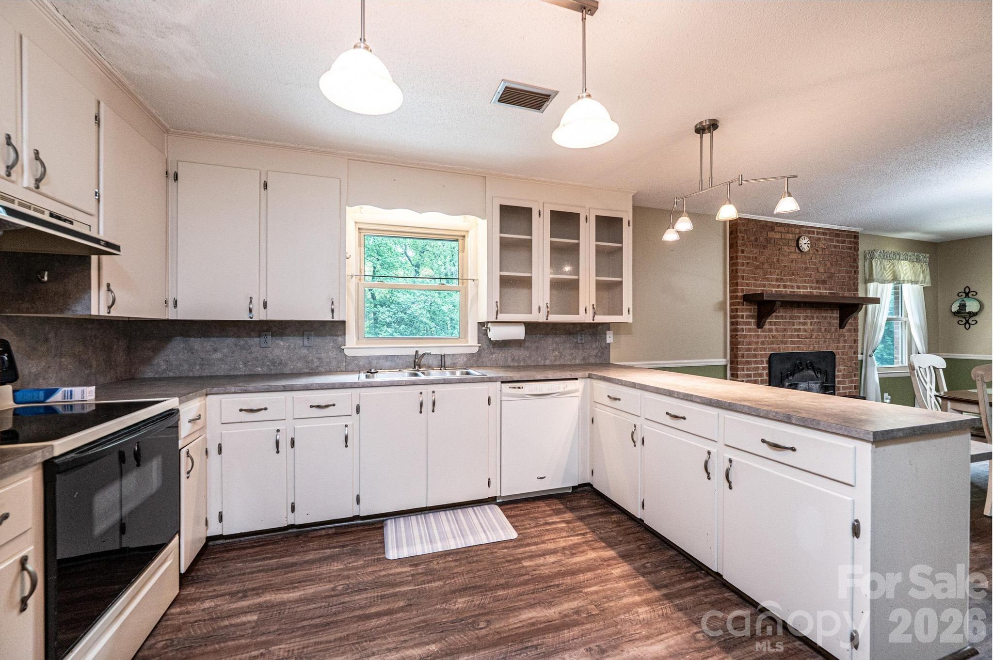 1250 21st Avenue NE — Hickory