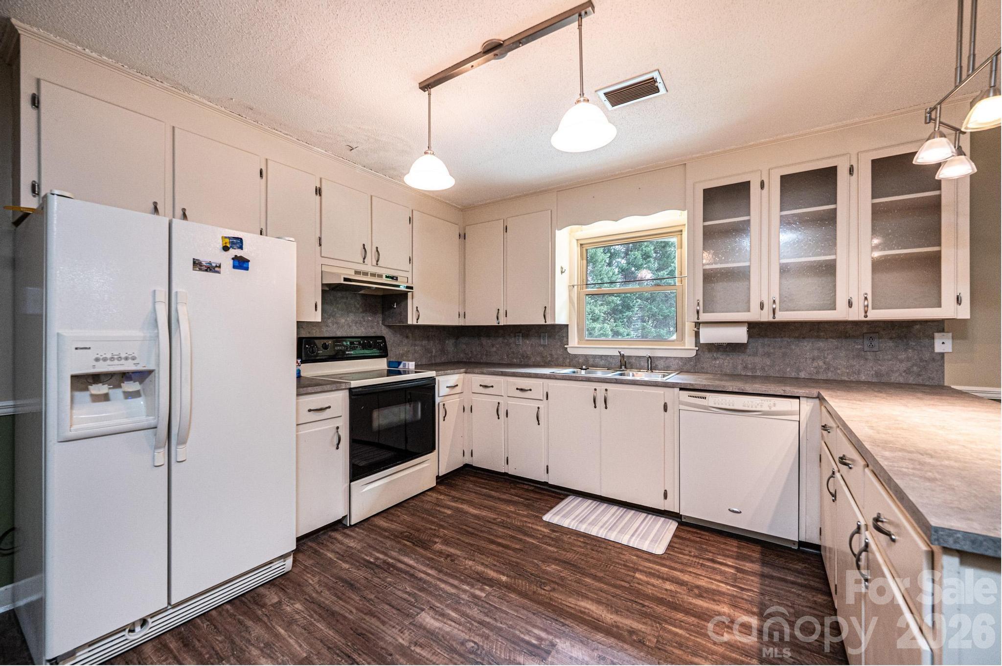 1250 21st Avenue NE — Hickory