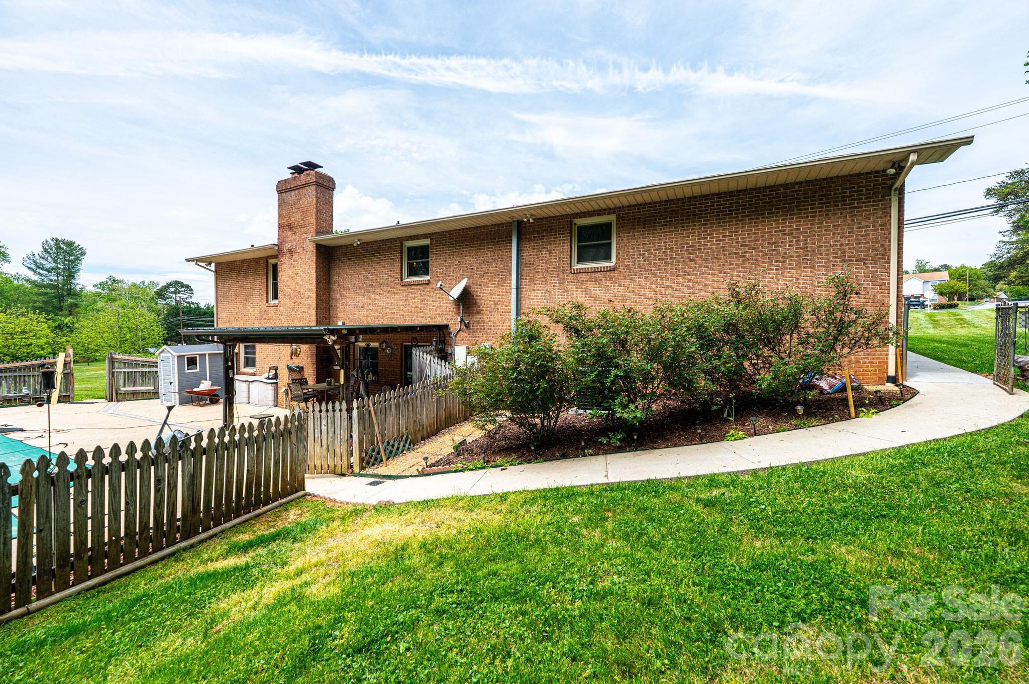 1250 21st Avenue NE — Hickory