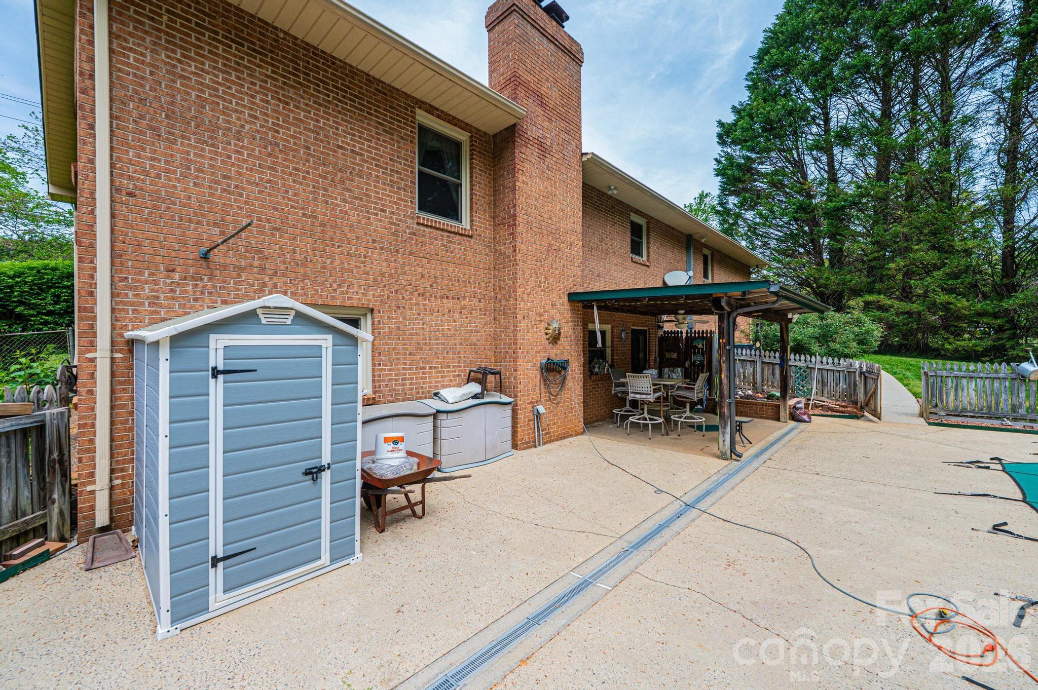 1250 21st Avenue NE — Hickory