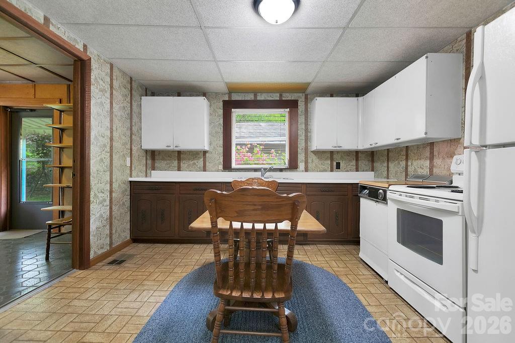520 Blythe Road — Pisgah Forest