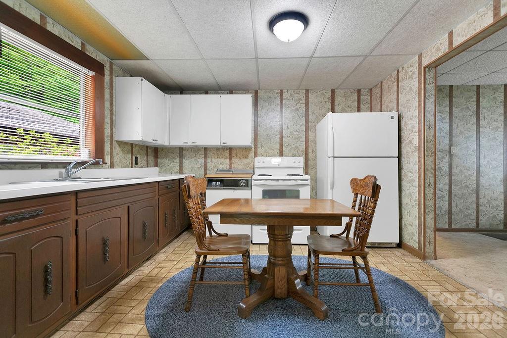 520 Blythe Road — Pisgah Forest