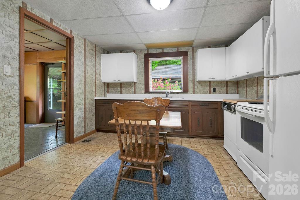 520 Blythe Road — Pisgah Forest