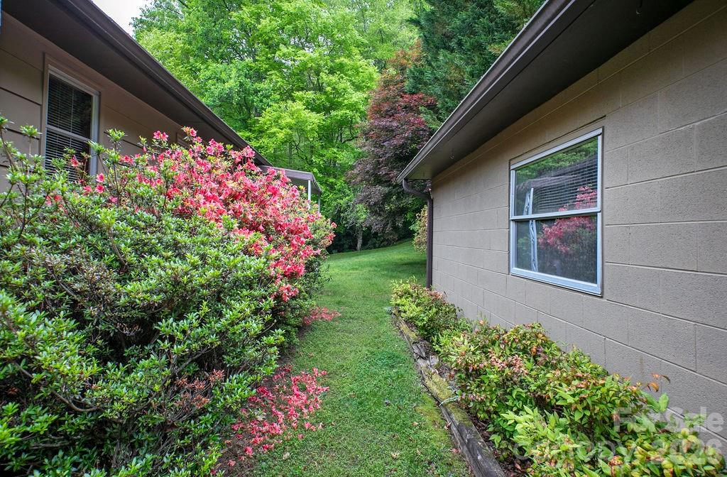 520 Blythe Road — Pisgah Forest