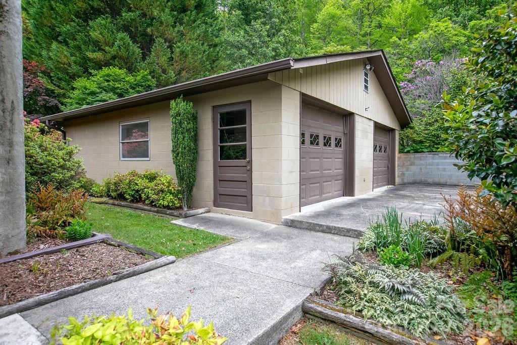 520 Blythe Road — Pisgah Forest