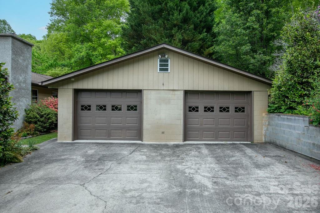 520 Blythe Road — Pisgah Forest