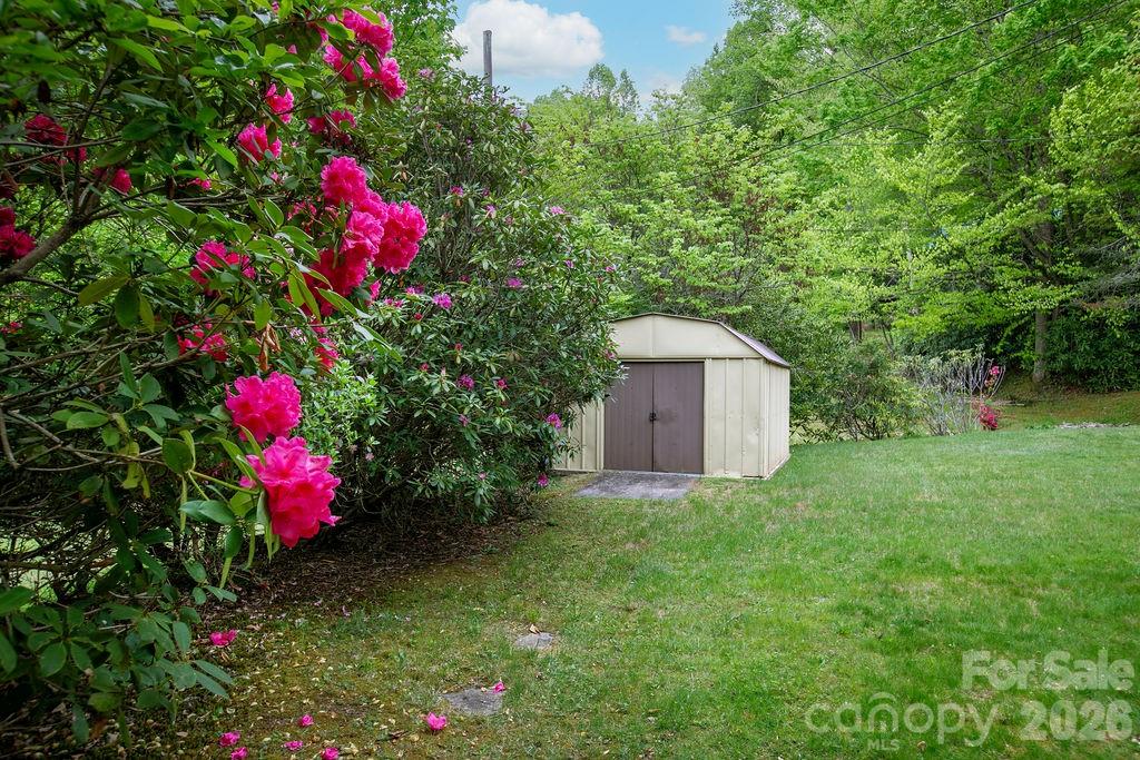 520 Blythe Road — Pisgah Forest