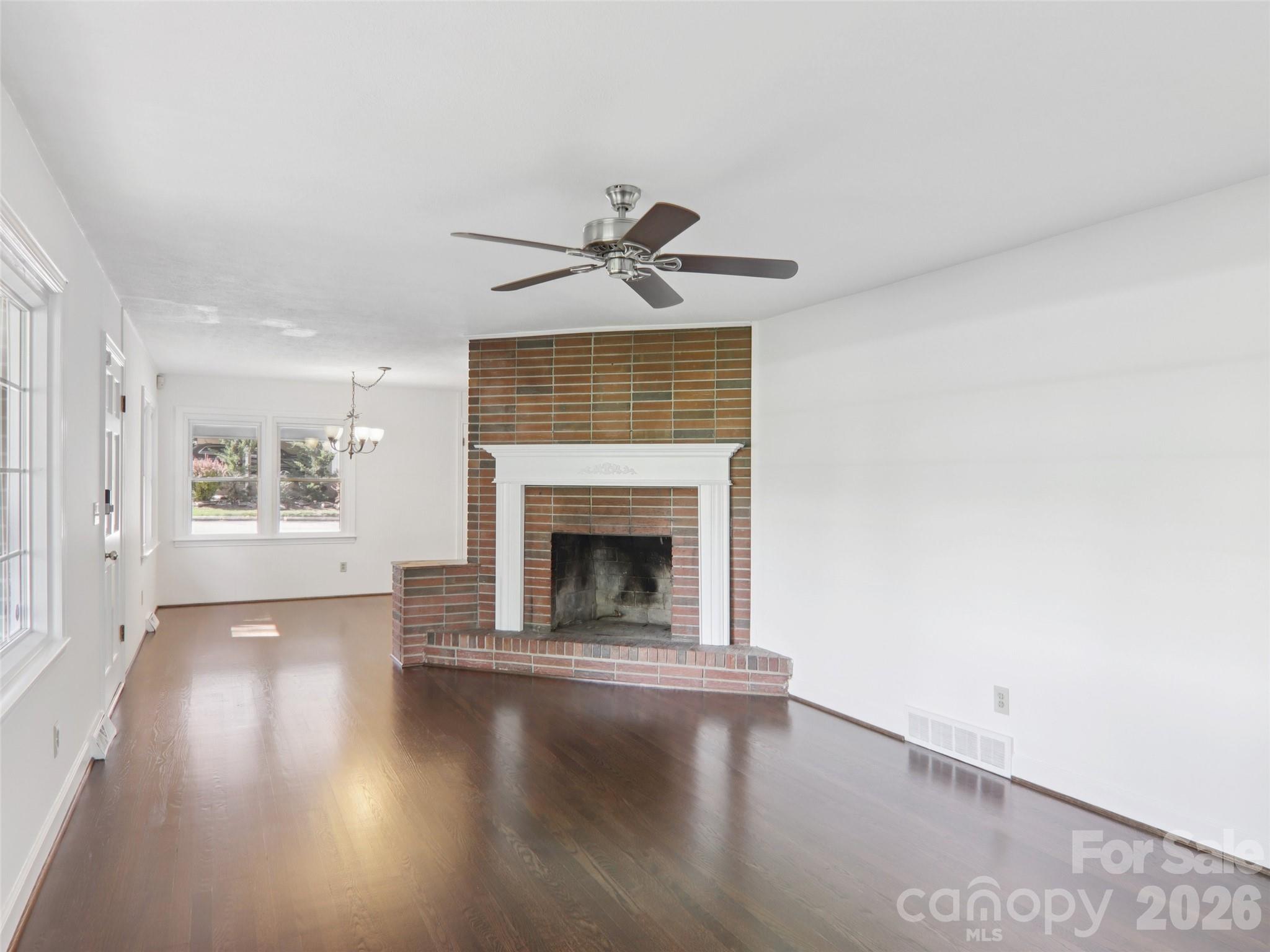 927 Ladson Road — Mills River