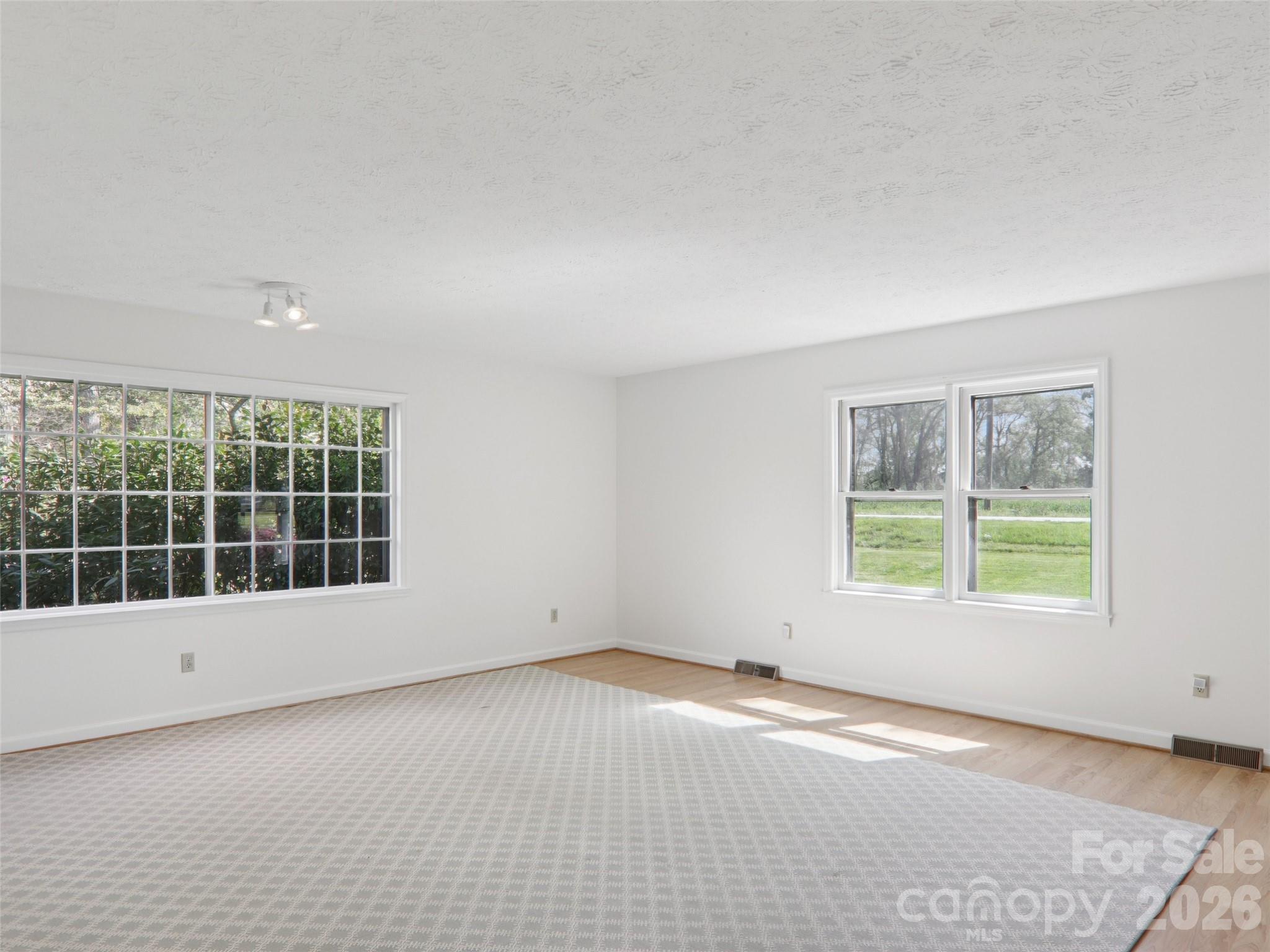 927 Ladson Road — Mills River