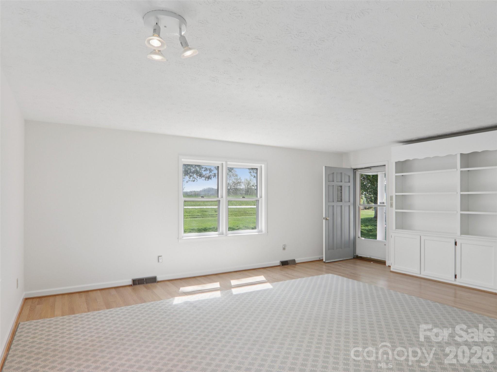 927 Ladson Road — Mills River