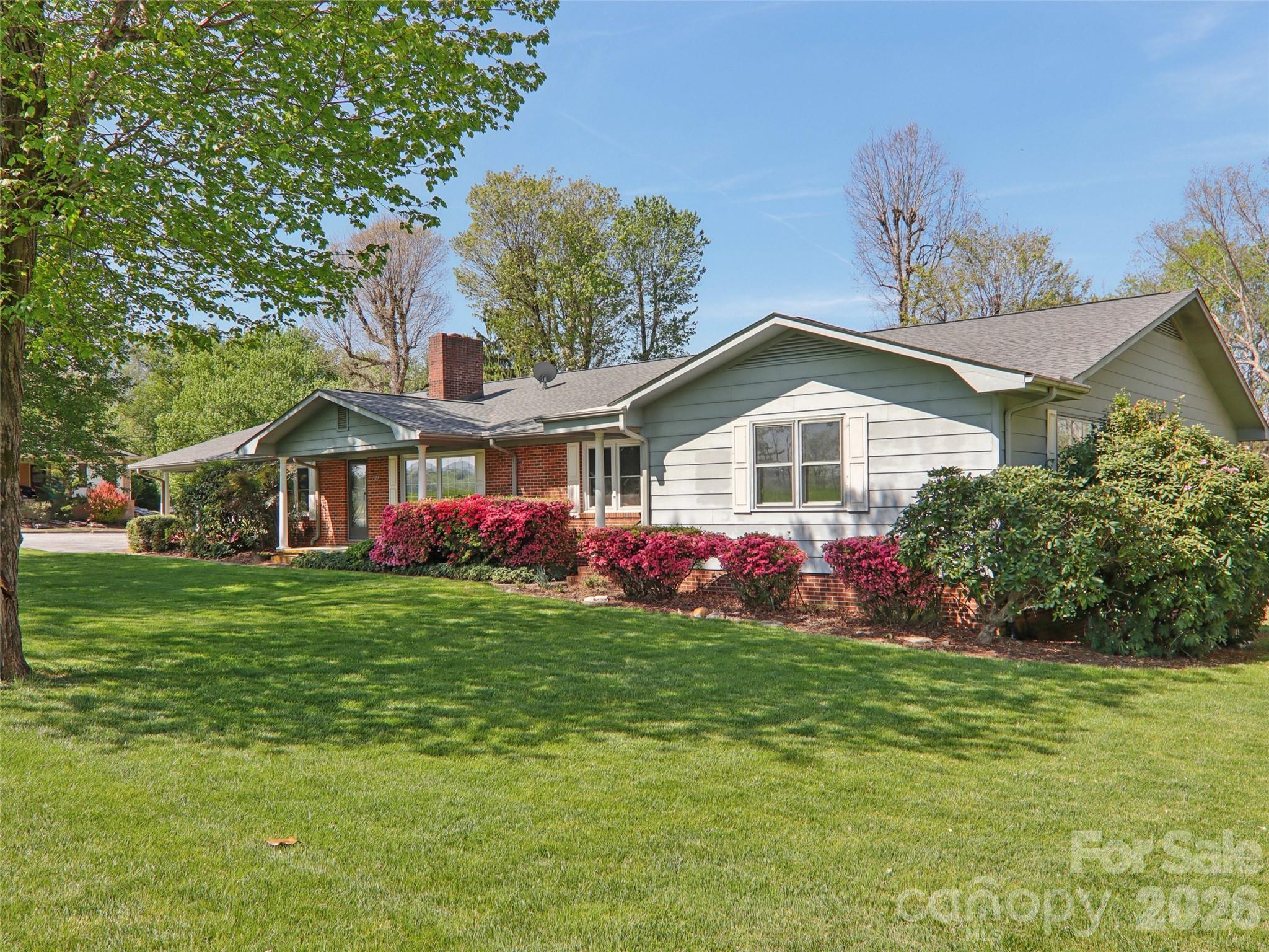 927 Ladson Road — Mills River