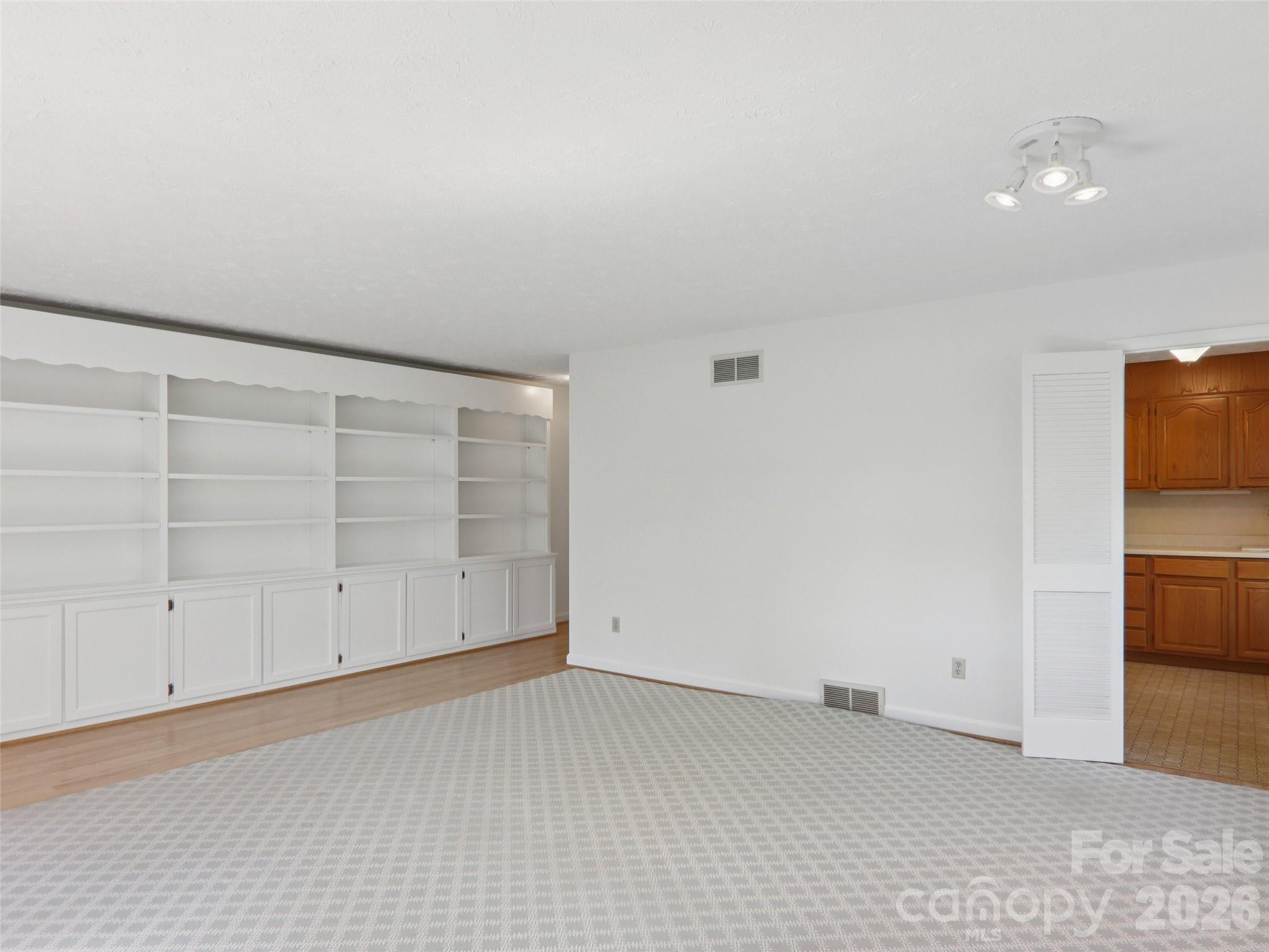927 Ladson Road — Mills River
