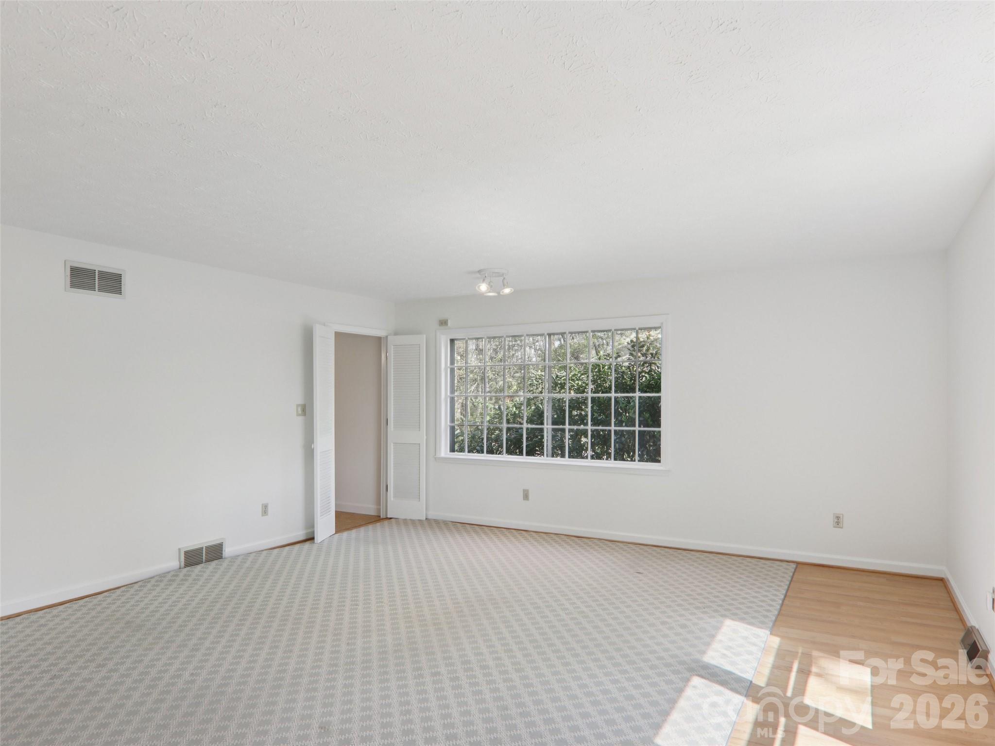 927 Ladson Road — Mills River