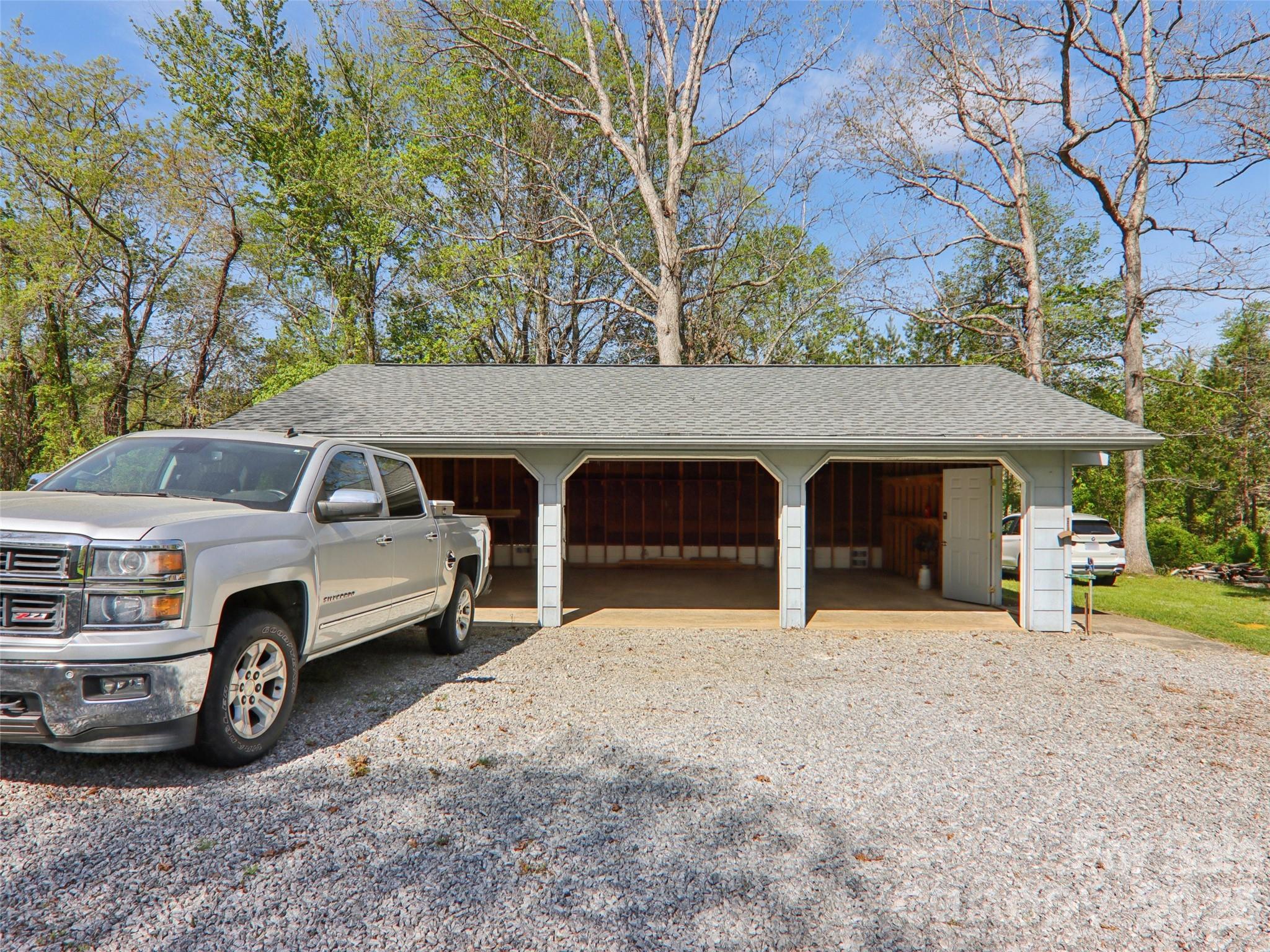 927 Ladson Road — Mills River