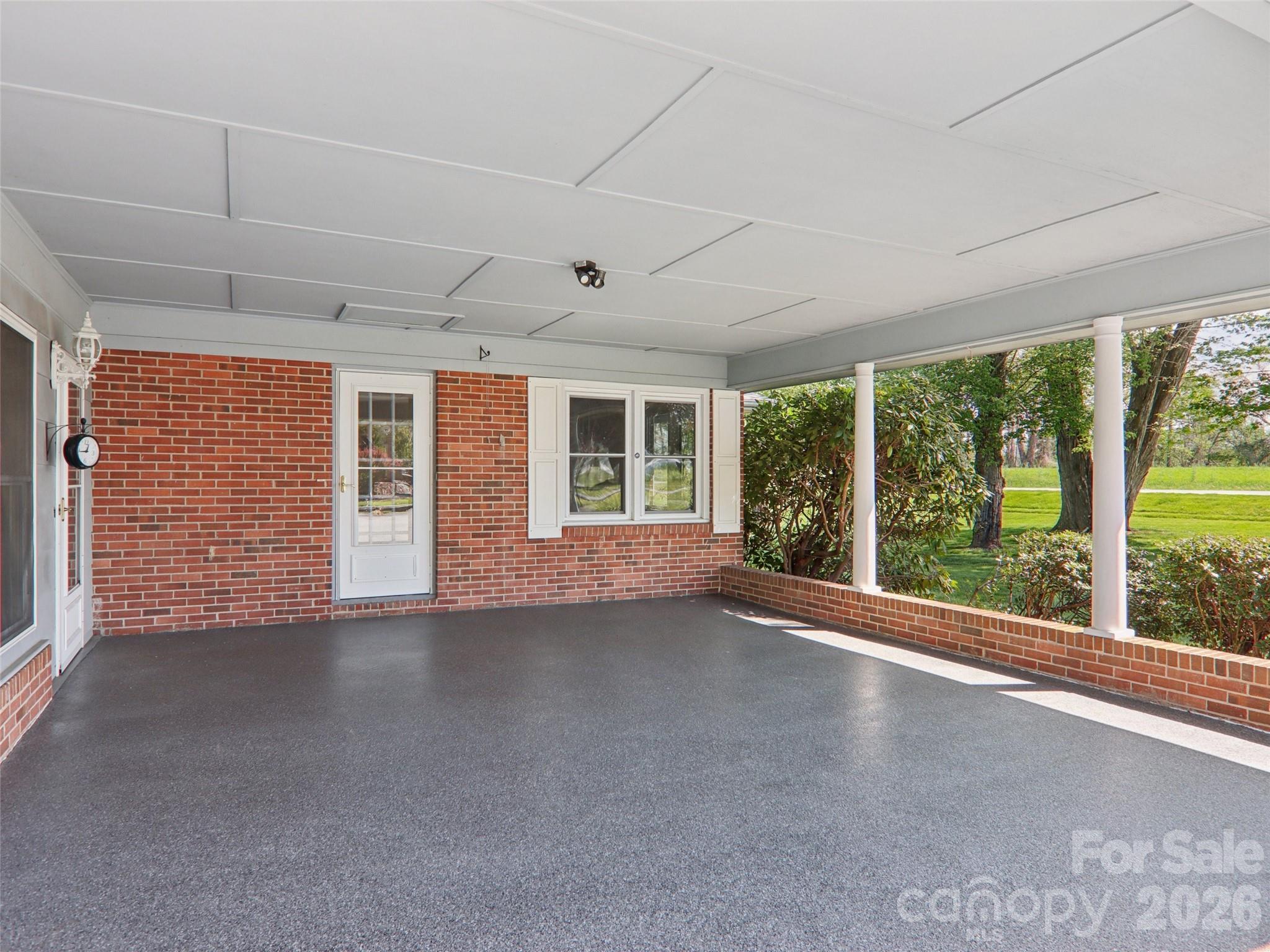 927 Ladson Road — Mills River