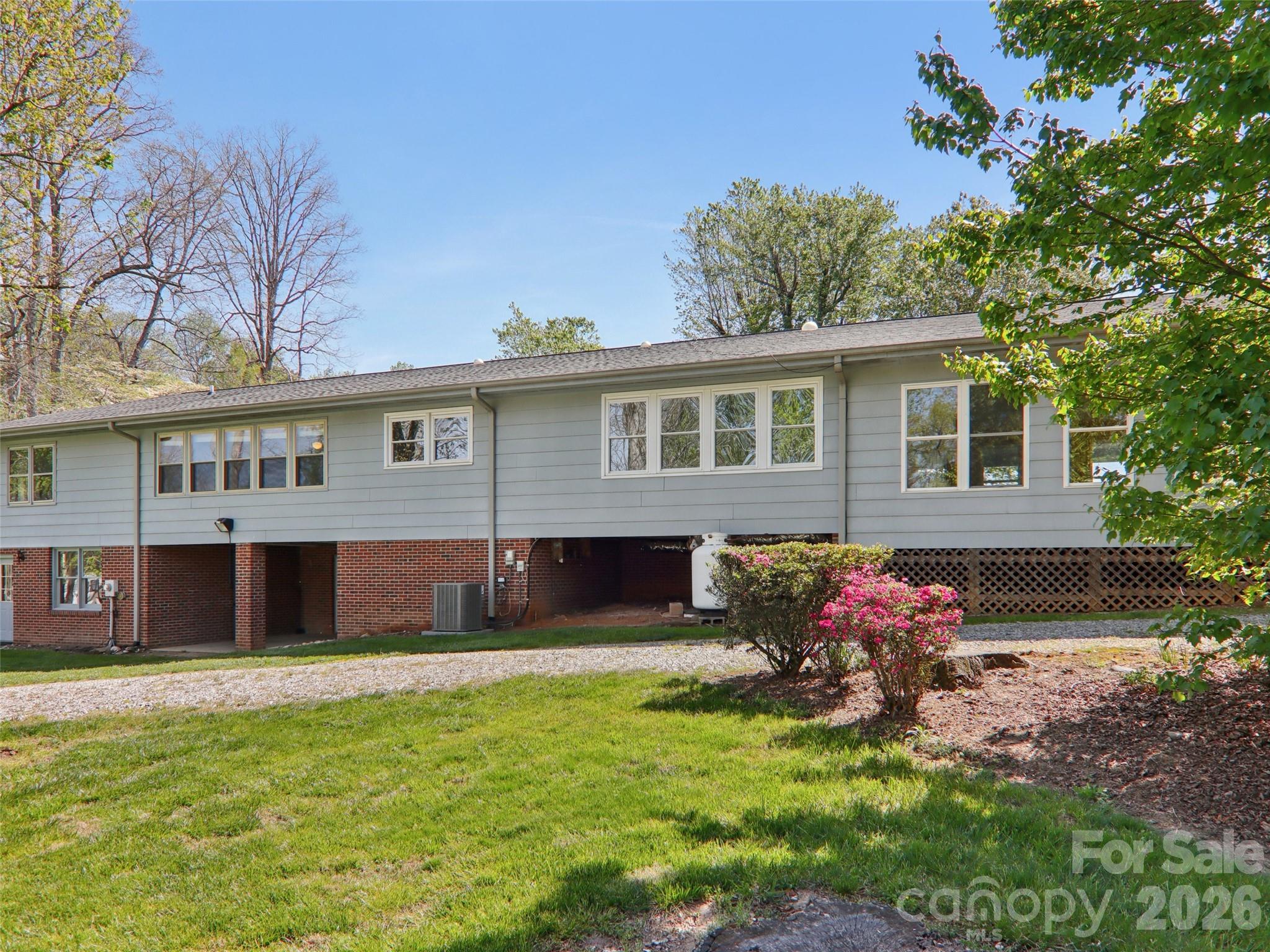 927 Ladson Road — Mills River