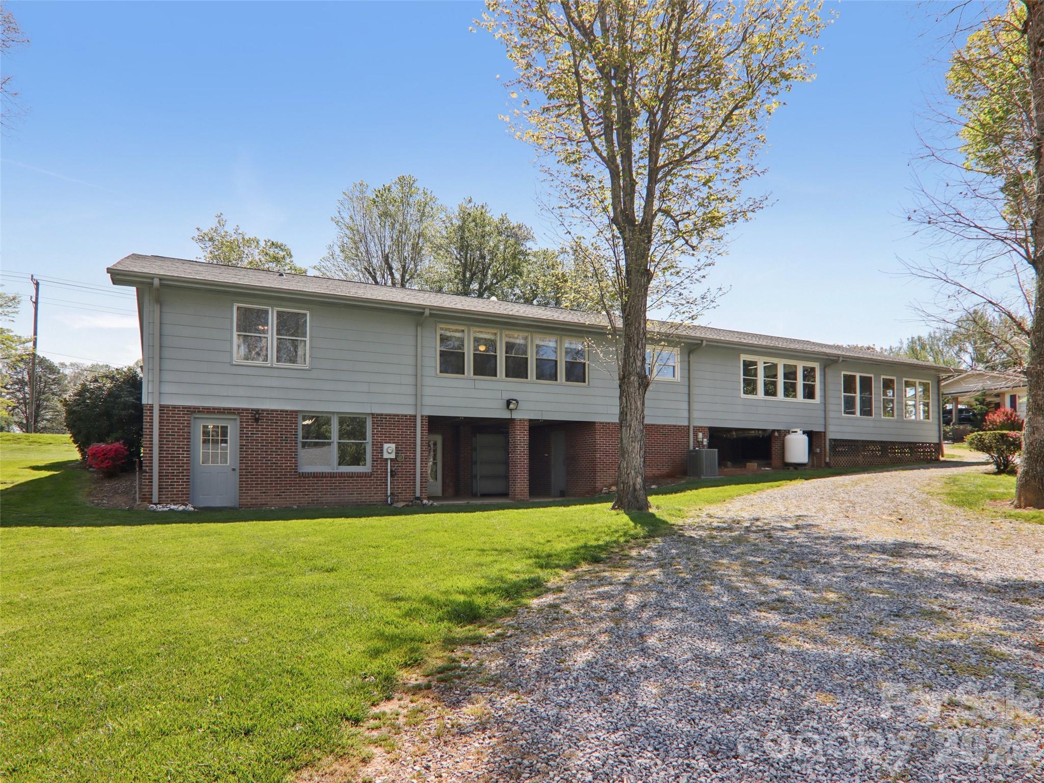 927 Ladson Road — Mills River