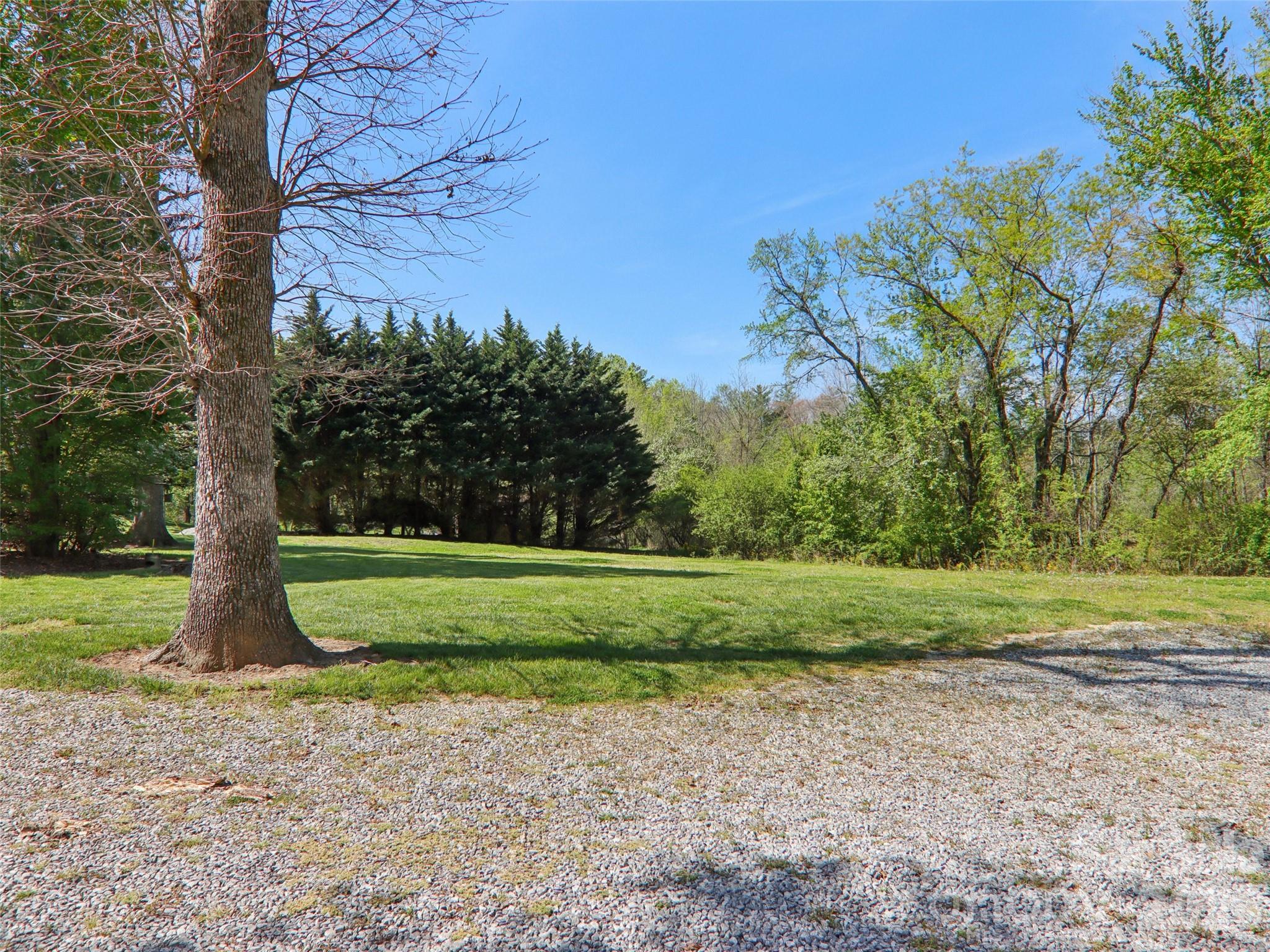927 Ladson Road — Mills River