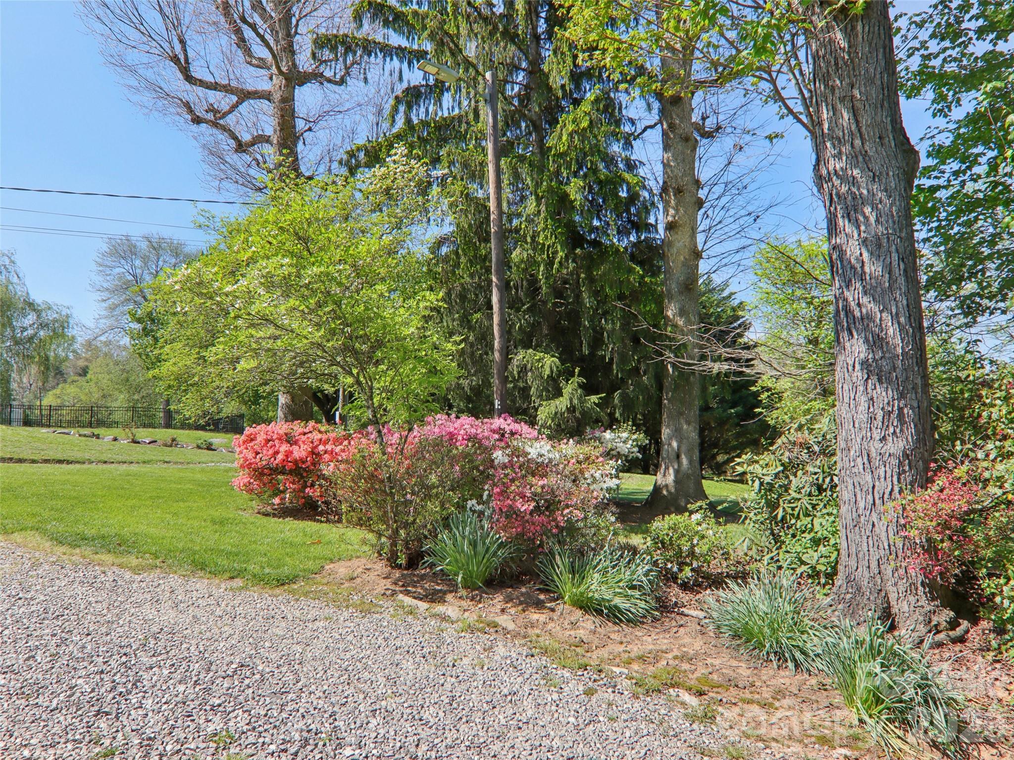 927 Ladson Road — Mills River