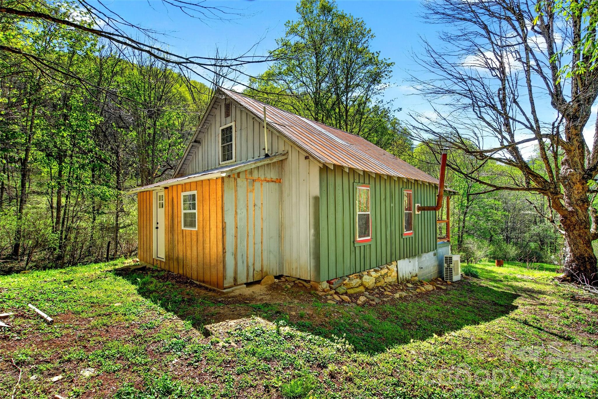 488 Cad Campbell Road — Bakersville