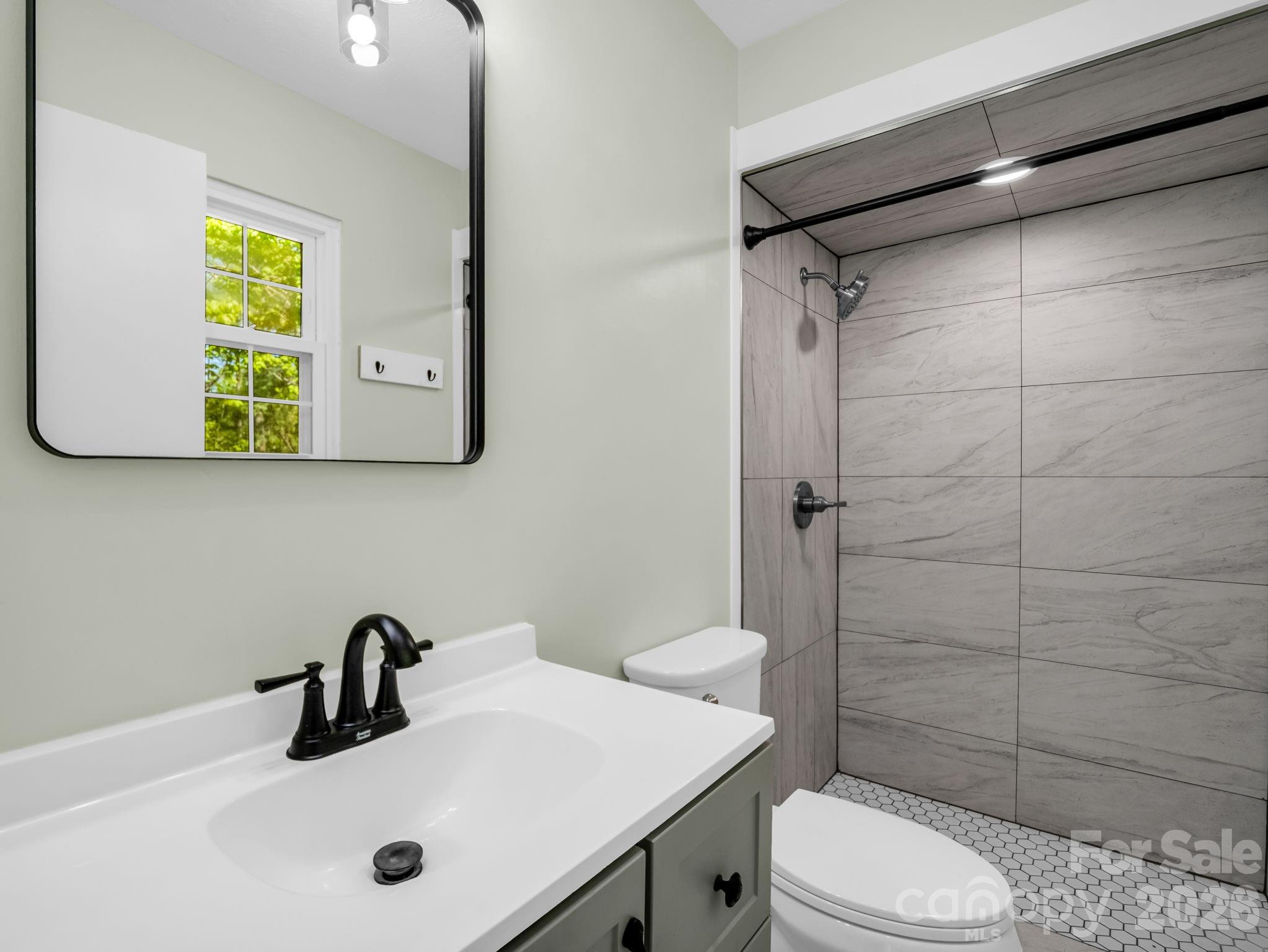 31 Firefly Lane — Saluda