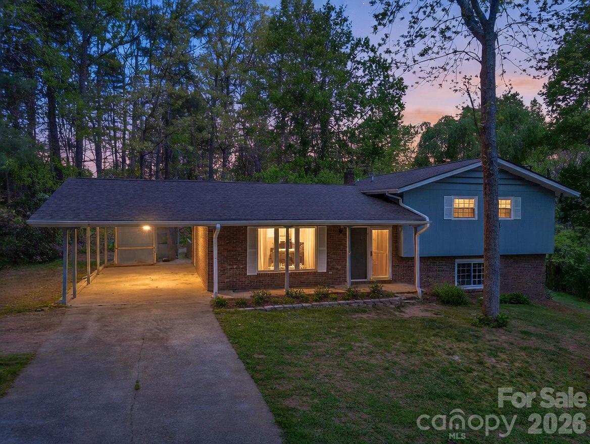 31 Firefly Lane — Saluda