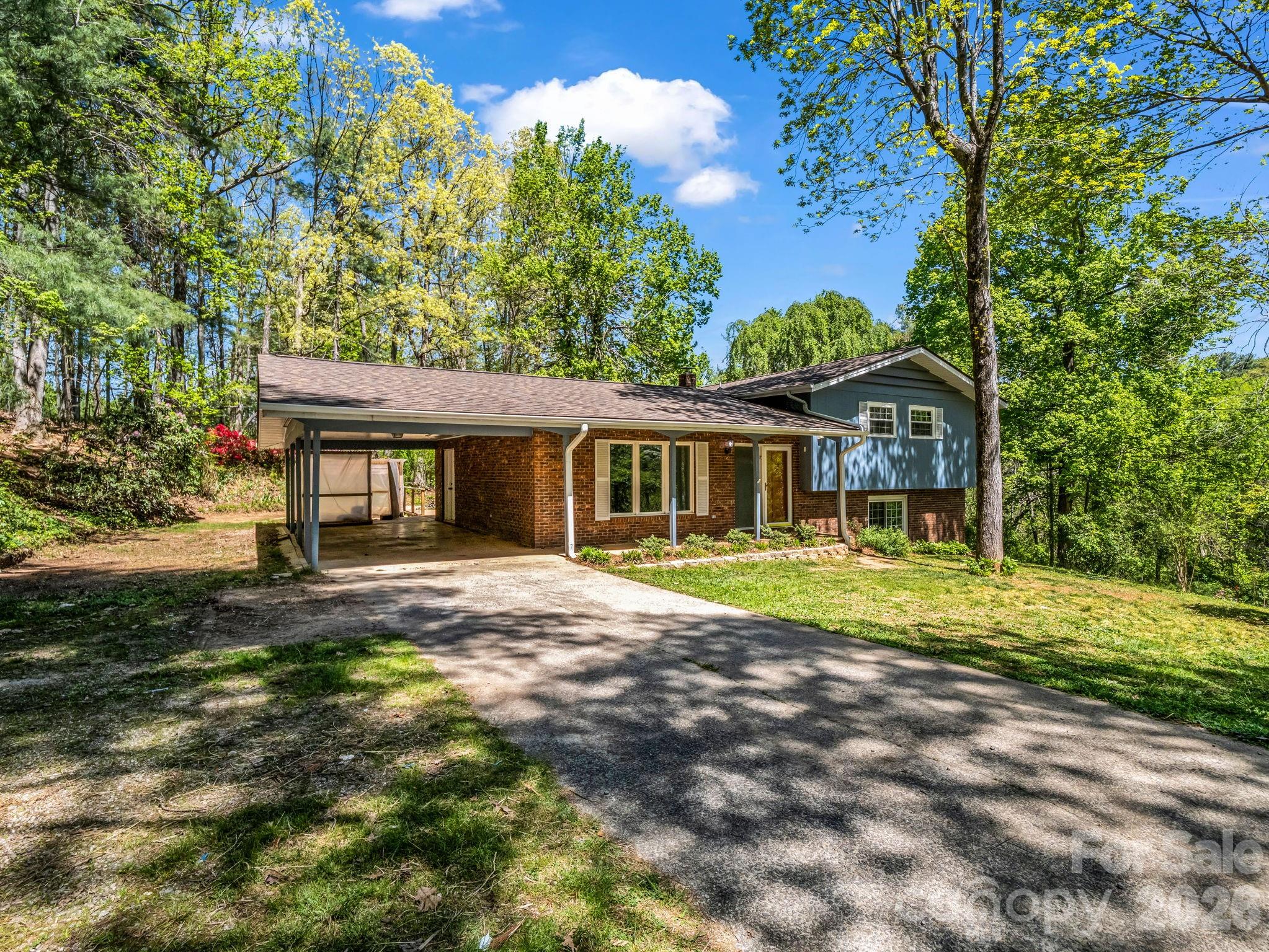 31 Firefly Lane — Saluda